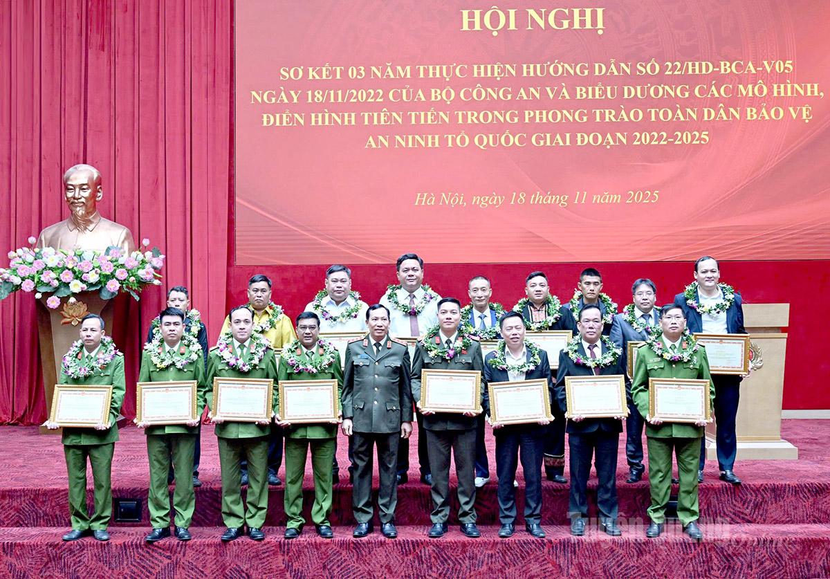 Thứ trưởng Bộ Công an Lê Văn Tuyến trao Bằng khen cho các điển hình xuất sắc trong xây dựng mô hình, điển hình tiên tiến trong phong trào toàn dân bảo vệ an ninh Tổ quốc. Trong đó, đại diện 2 mô hình của tỉnh Tuyên Quang (người thứ ba, thứ tư đứng hàng sau từ phải qua trái).
