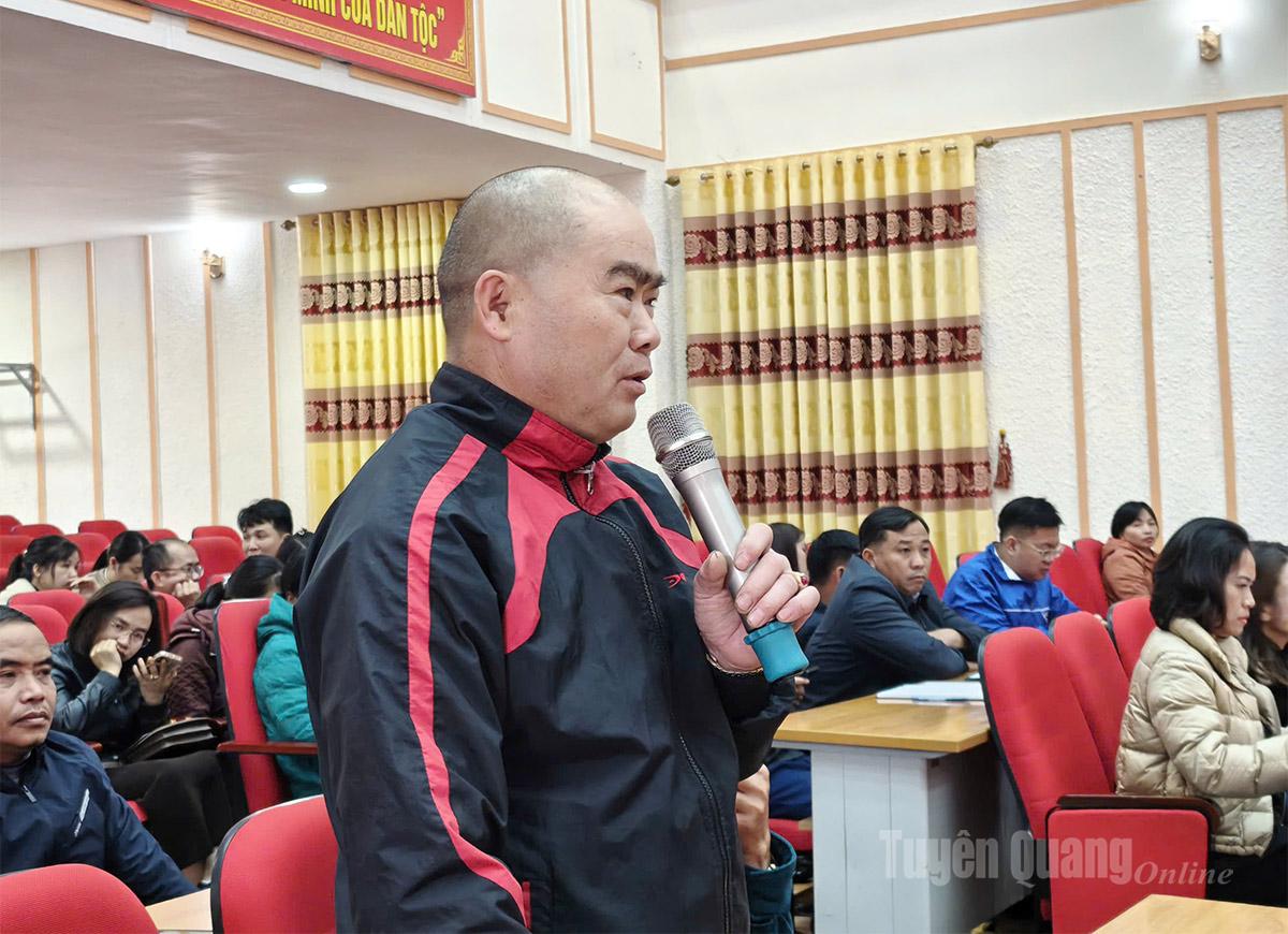 Cử tri xã Quản Bạ nêu kiến nghị với tổ đại biểu HĐND tỉnh.