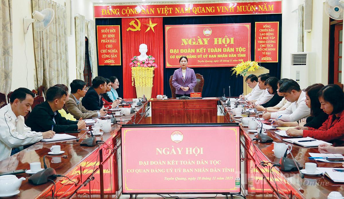 Đồng chí Nông Thị Bích Huệ, Ủy viên Ban Thường vụ Tỉnh ủy, Phó Bí thư Thường trực chuyên trách cơ quan Đảng ủy UBND tỉnh phát biểu chỉ đạo tại Ngày hội.