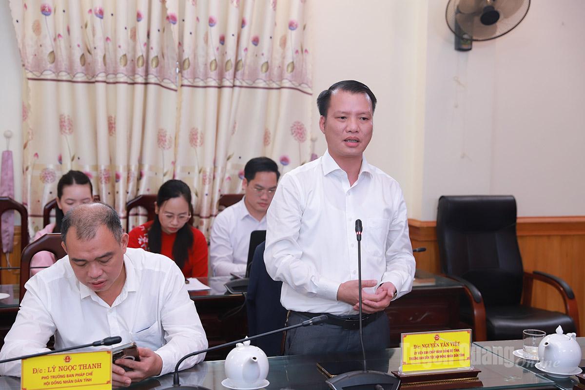 Lãnh đạo Ban Dân tộc HĐND tỉnh thảo luận tại Ngày hội.