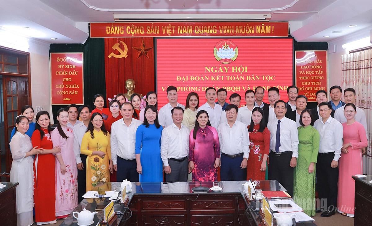 Phó Chủ tịch HĐND tỉnh Lê Thị Thanh Trà cùng lãnh đạo các Ban HĐND tỉnh chụp ảnh lưu niệm với tập thể lãnh đạo, cán bộ Văn phòng Đoàn ĐBQH và HĐND tỉnh.