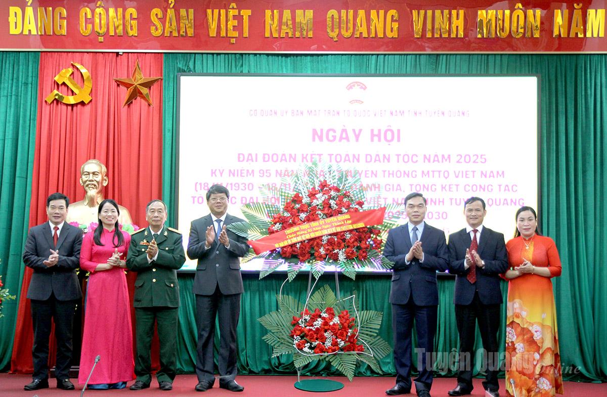 Thay mặt Thường trực Tỉnh ủy, đồng chí Ma Thế Hồng tặng hoa chúc mừng tập thể cơ quan Ủy ban MTTQ Việt Nam tỉnh.