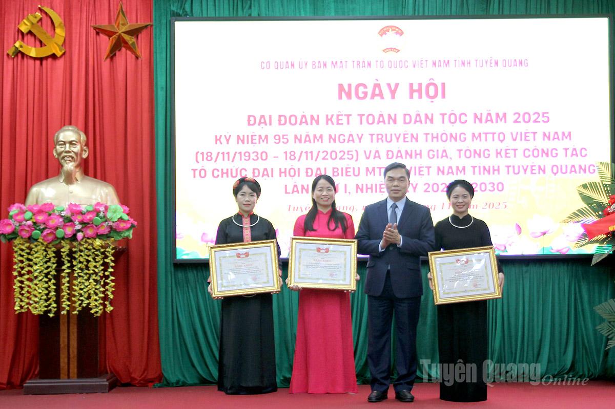 Phó Bí thư Tỉnh ủy, Chủ tịch Ủy ban MTTQ Việt Nam Ma Thế Hồng trao Bằng khen cho các tập thể.