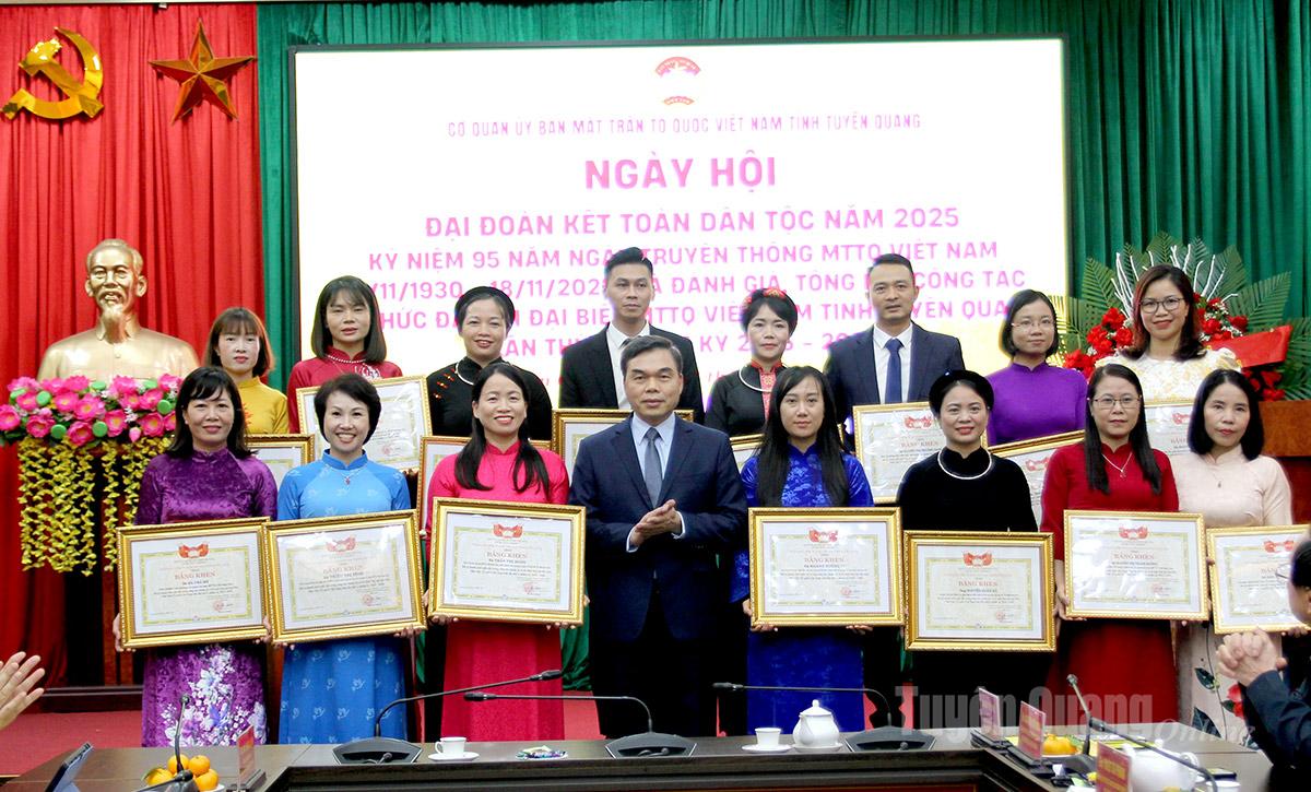 Phó Chủ tịch Thường trực Ủy ban MTTQ Việt Nam tỉnh Hà Trung Kiên trao Bằng khen cho các cá nhân.