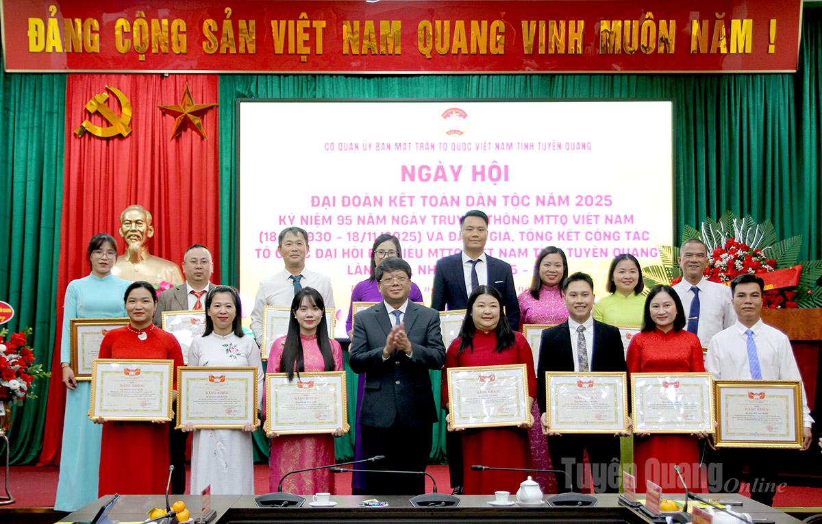 Phó Chủ tịch Thường trực Ủy ban MTTQ Việt Nam tỉnh Hà Trung Kiên trao Bằng khen cho các cá nhân.