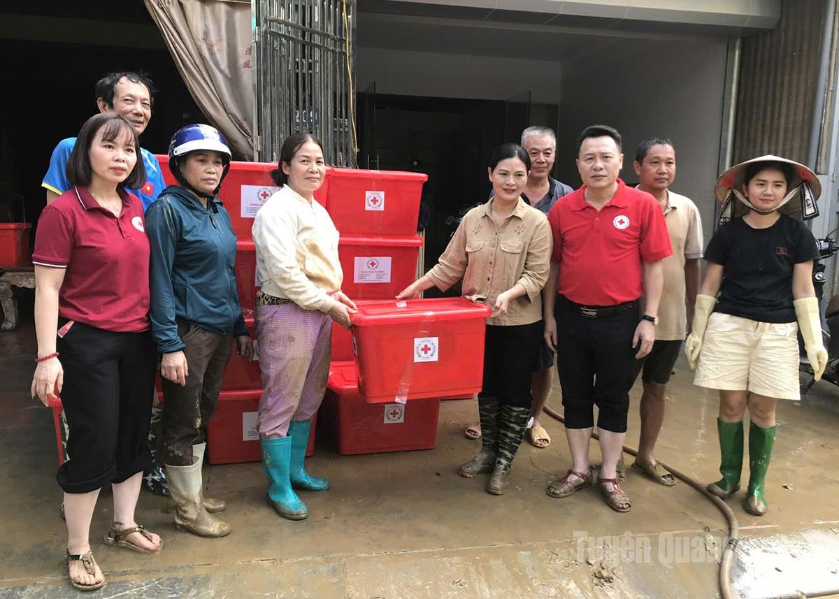 Lãnh đạo Hội Chữ thập đỏ tỉnh Tuyên Quang tiếp nhận hàng cứu trợ khẩn cấp của Hội Chữ thập đỏ Trung ương.