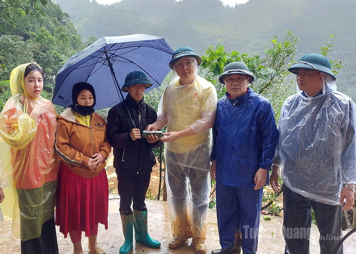 Lãnh đạo Hội Chữ thập đỏ tỉnh Tuyên Quang tiếp nhận hàng cứu trợ khẩn cấp của Hội Chữ thập đỏ Trung ương.