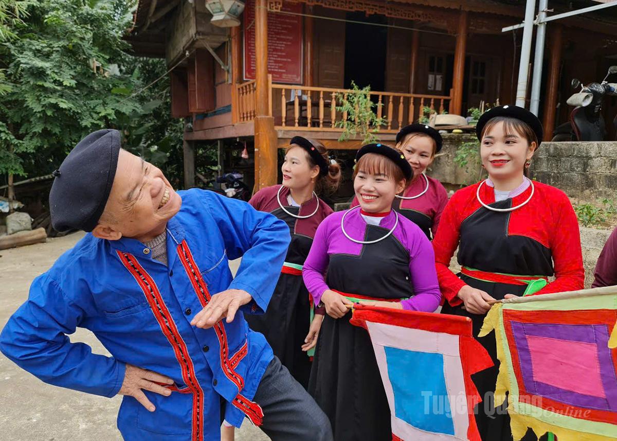 At nearly 80 years old, People’s Artisan Sam Van Dun still tirelessly teaches his children and grandchildren to sing Sinh Ca and perform traditional folk dances.