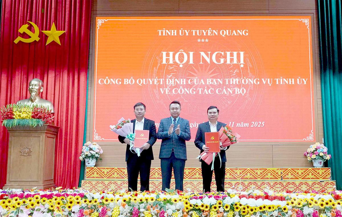  Đồng chí Nguyễn Đức Thuận, Ủy viên BTV Tỉnh ủy, Giám đốc Công an tỉnh trao quyết định, tặng hoa 2 đồng chí Nguyễn Quang Duẩn và Vương Văn Thắng.