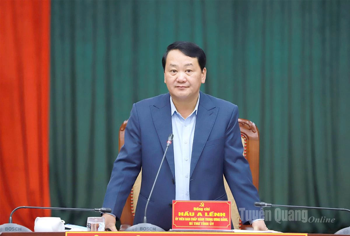 Bí thư Tỉnh ủy Hầu A Lềnh phát biểu kết luận phiên họp.