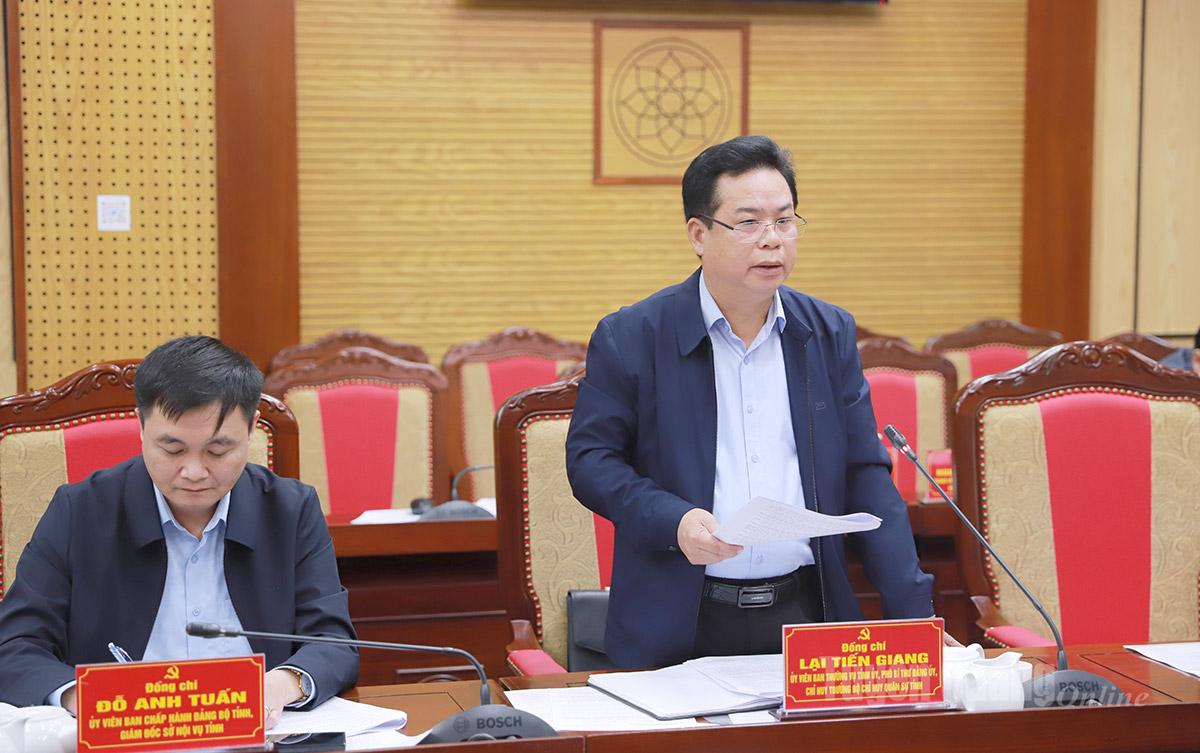 Chỉ huy trưởng Bộ Chỉ huy Quân sự tỉnh Lại Tiến Giang phát biểu thảo luận tại phiên họp.