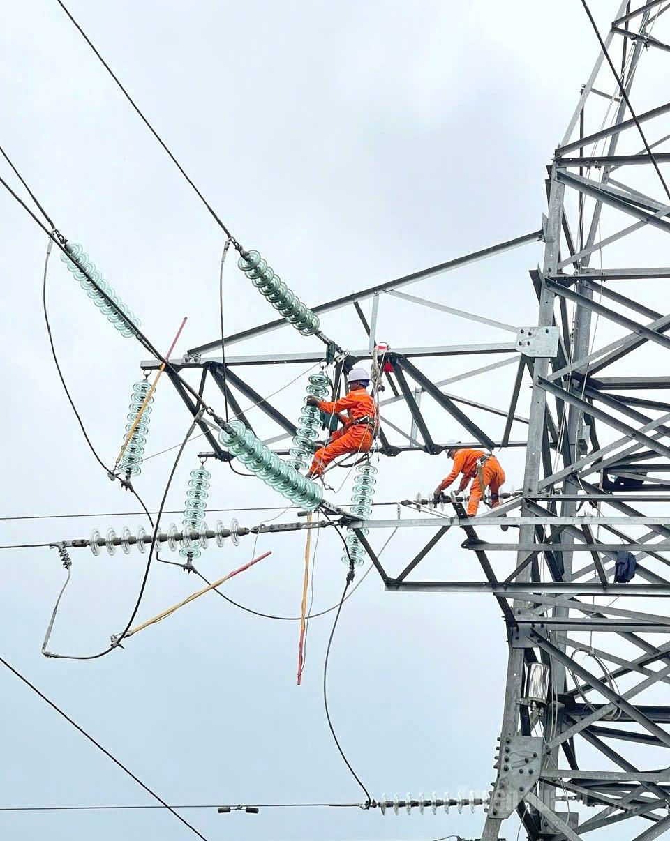 Công nhân Công ty Điện lực Tuyên Quang kiểm tra hệ thống vận hành lưới điện, đảm bảo cung cấp điện ổn định cho hoạt động sản xuất, kinh doanh trên địa bàn.