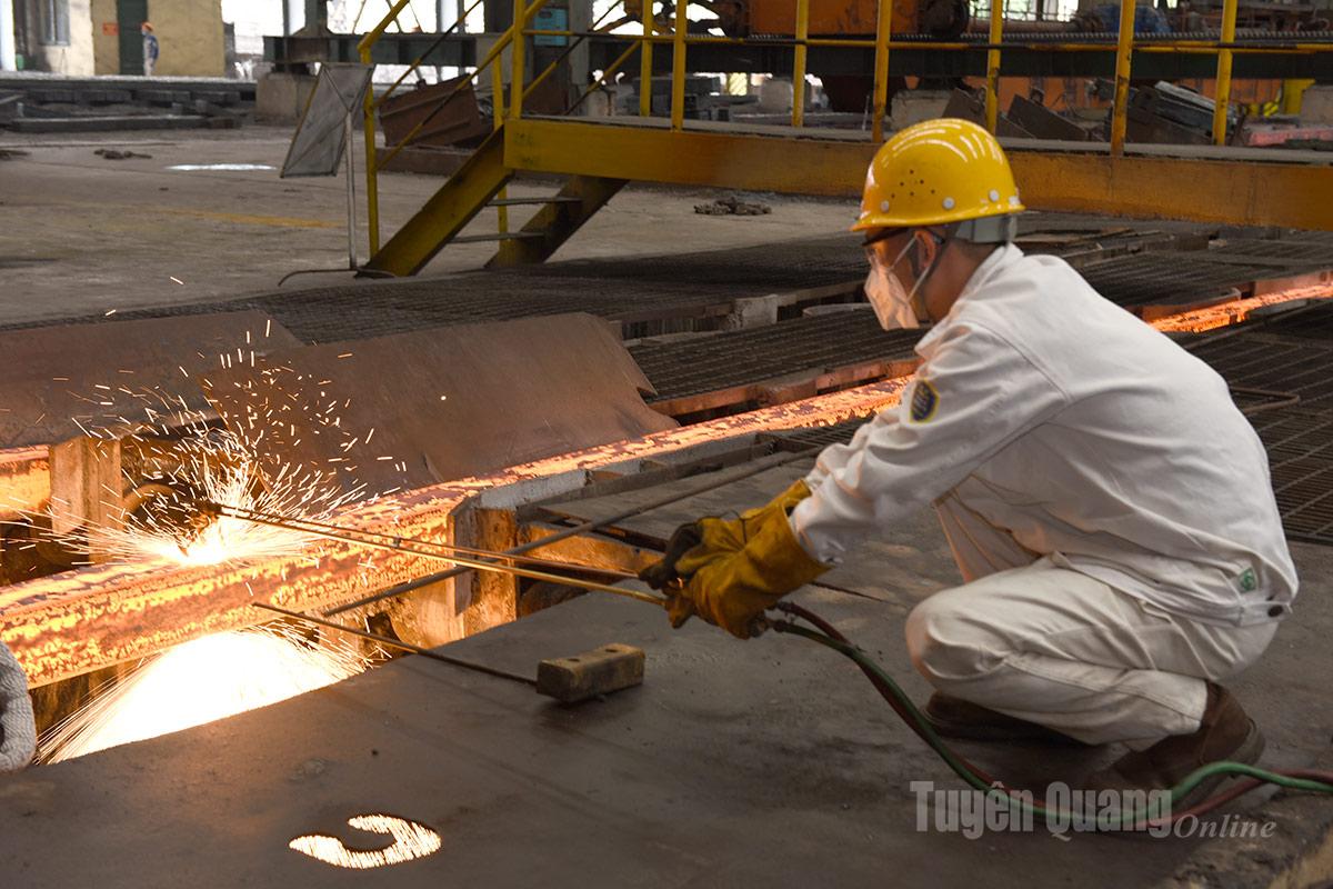 Công nhân Công ty Gang thép Tuyên Quang tập trung lao động sản xuất.