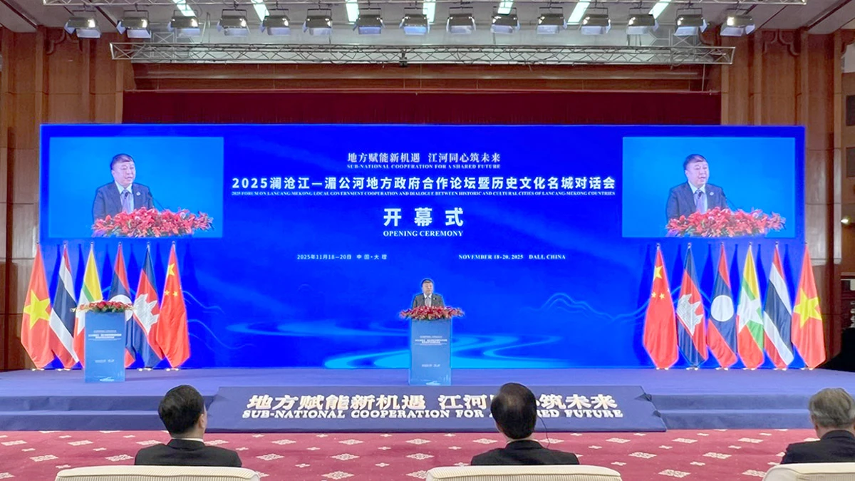 Chủ tịch UBND tỉnh Phan Huy Ngọc phát biểu ý kiến tại Diễn đàn.