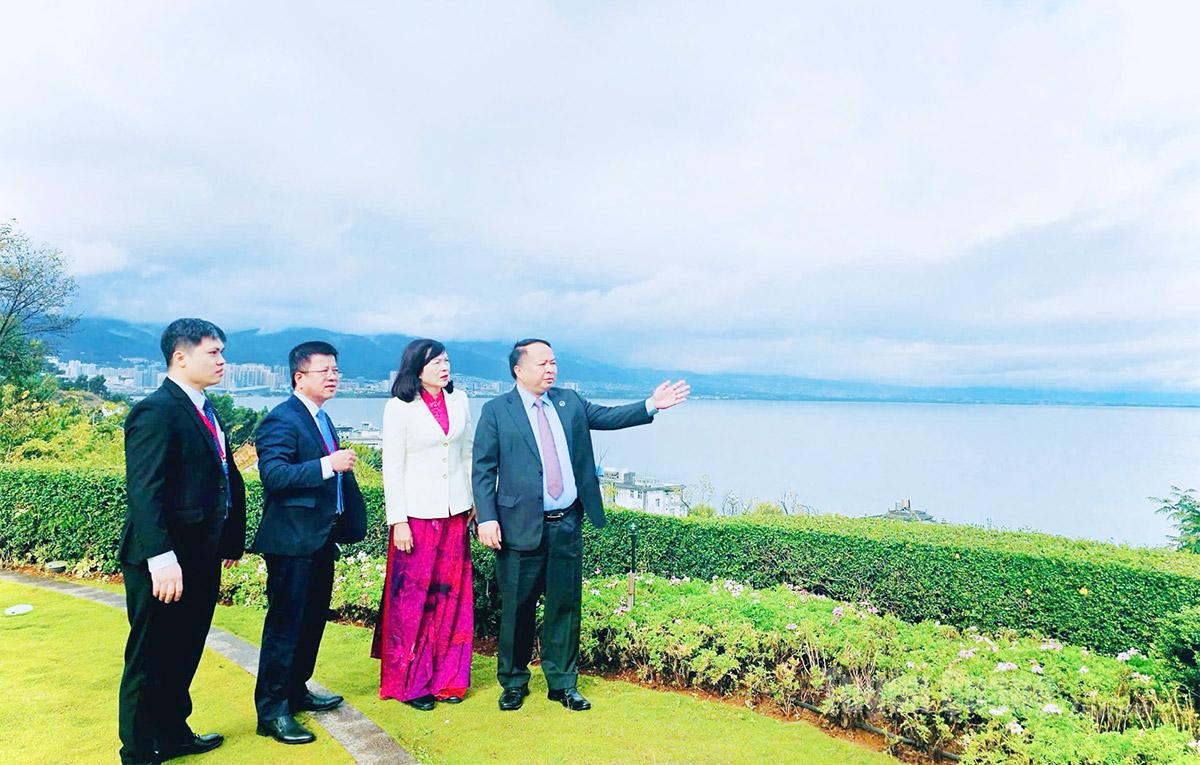 Đồng chí Chủ tịch UBND tỉnh Phan Huy Ngọc cùng đoàn công tác khảo sát hành lang sinh thái hồ Nhĩ Hải thuộc Khu du lịch sinh thái của châu Đại Lý, tỉnh Vân Nam.