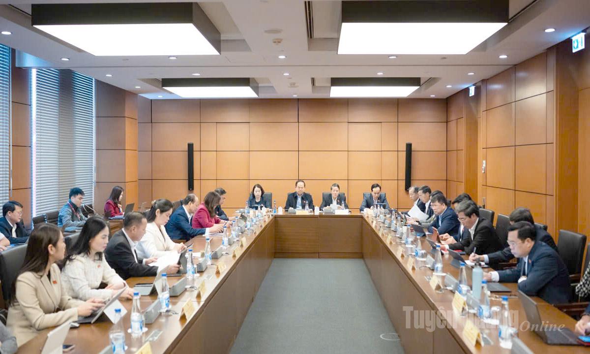 Các đại biểu tại phiên thảo luận tổ.