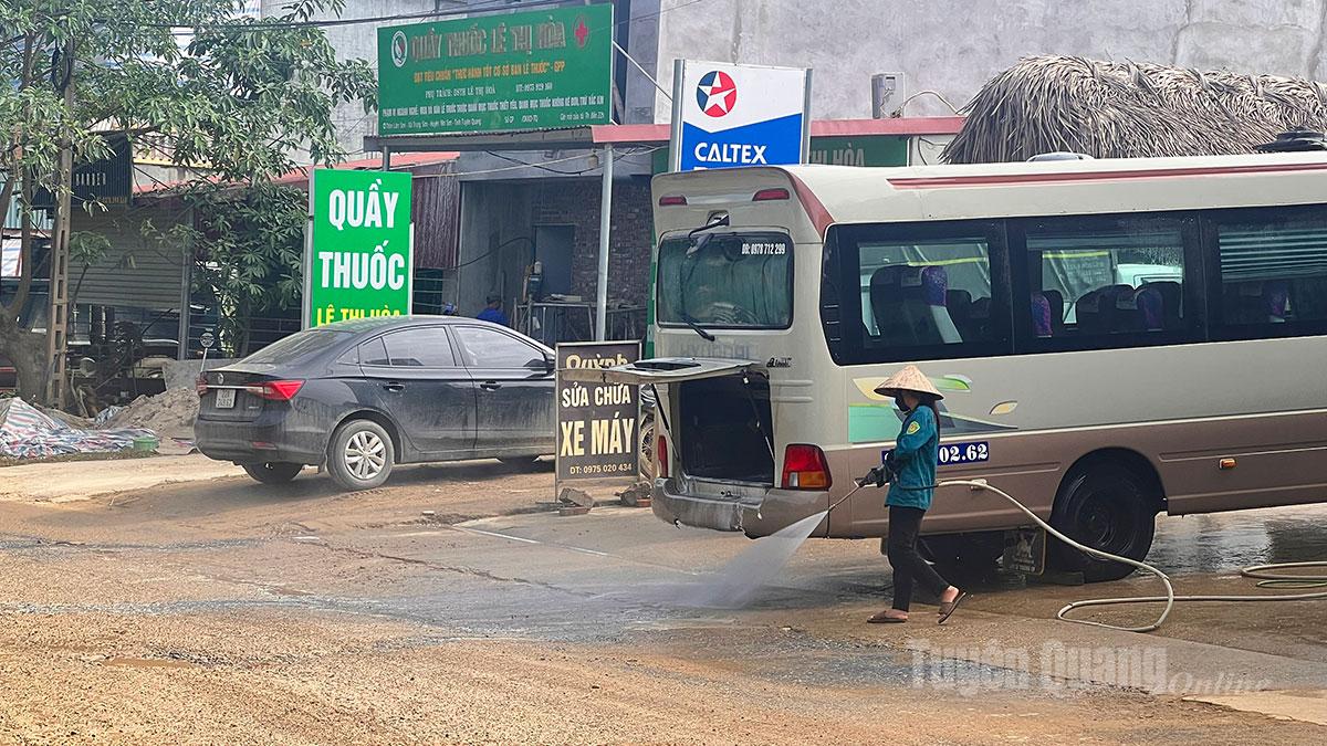 Cơ sở rửa xe trước UBND xã Trung Sơn để nước chảy thẳng xuống đường.