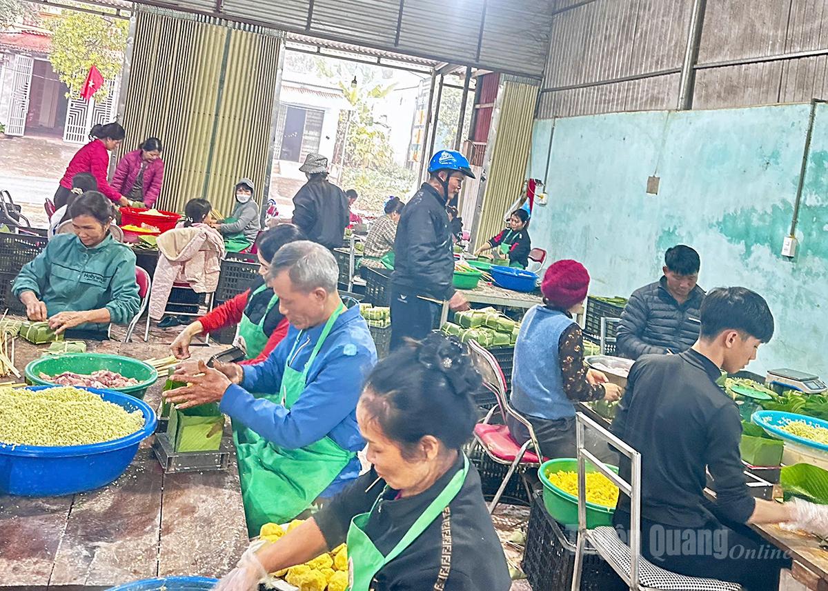 tXưởng gói bánh chưng Bà Đất hoạt động hết công suất để trả đủ đơn hàng trong và ngoài nước.