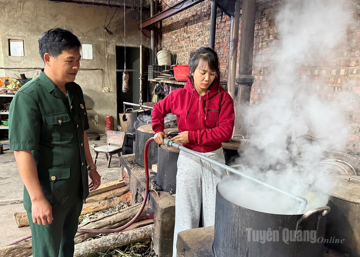 Bánh chưng Bà Đất được nấu bằng củi gộc trong 8 tiếng.