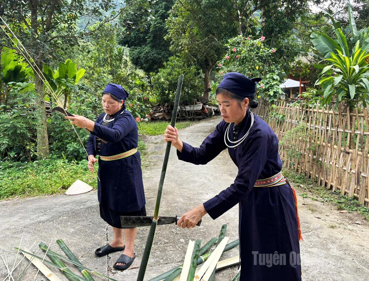 Tiếp tới công đoạn chẻ nan phải thật khéo léo, chuốt nan sao cho mềm, nhẵn, đều như vậy thì mới cho ra sản phẩm chắc chắn, bền và đẹp.