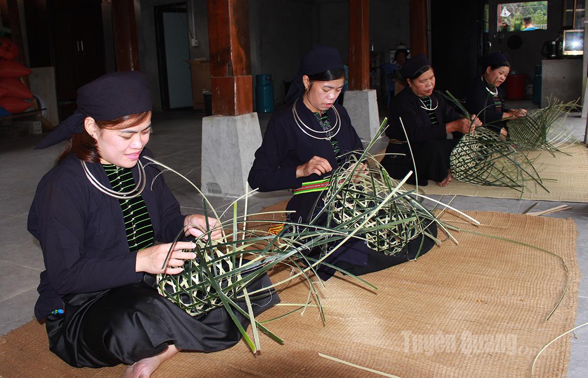 Bên hiên nhà sàn, những người phụ nữ Tày miệt mài đan các sản phẩm thủ công từ tre, nứa, giữ gìn nghề truyền thống đã gắn bó với bản làng qua bao thế hệ.