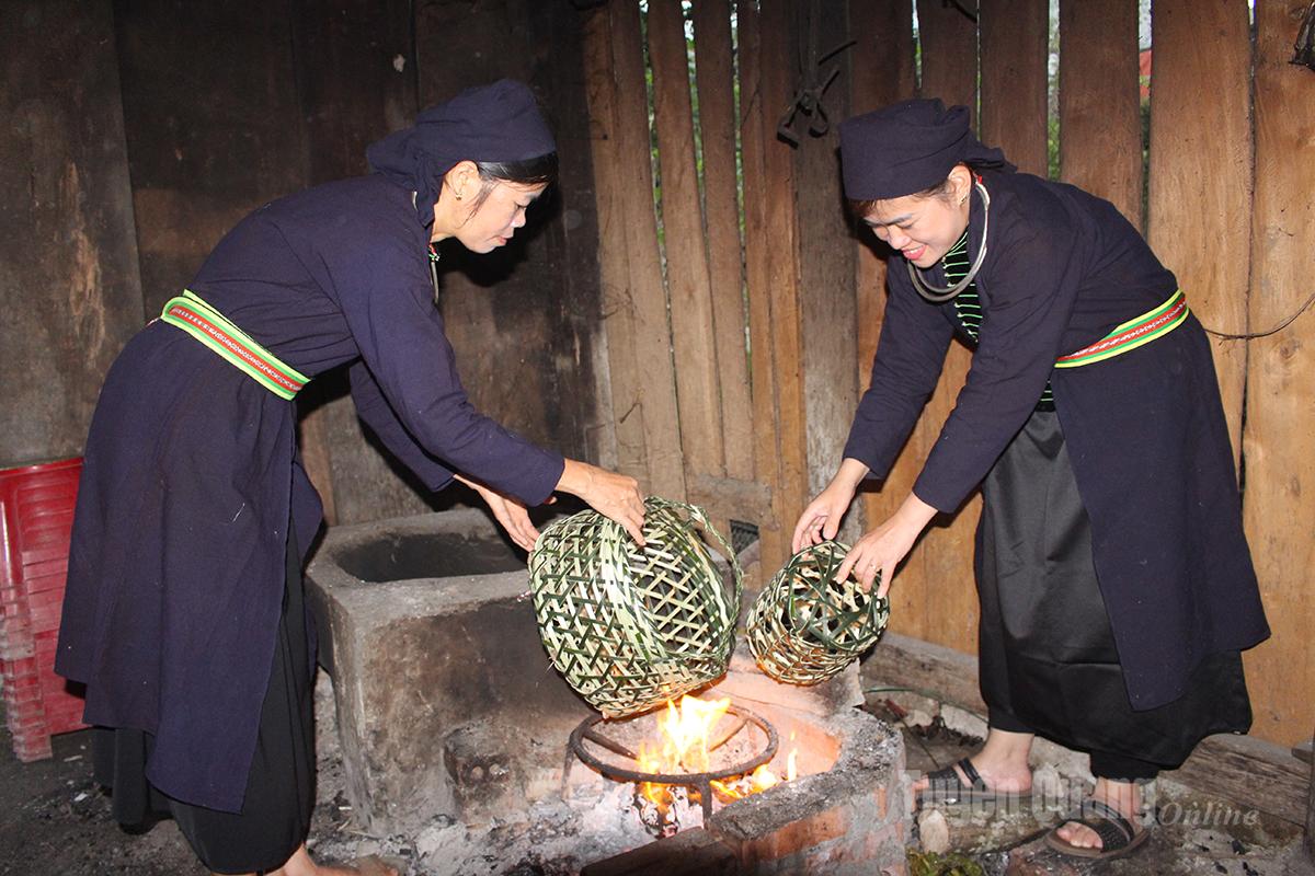 Các sản phẩm sau khi hoàn thành được hơ qua lửa để tạo độ cứng, loại bỏ những sợi tơ thừa, giúp sản phẩm bền đẹp và sử dụng được lâu hơn.