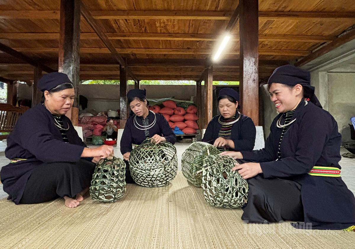 Trải qua nhiều công đoạn công phu, từ đôi tay cần mẫn của những người phụ nữ Tày, các sản phẩm đan lát dần được hoàn thiện, trở thành vật dụng quen thuộc trong đời sống hằng ngày.