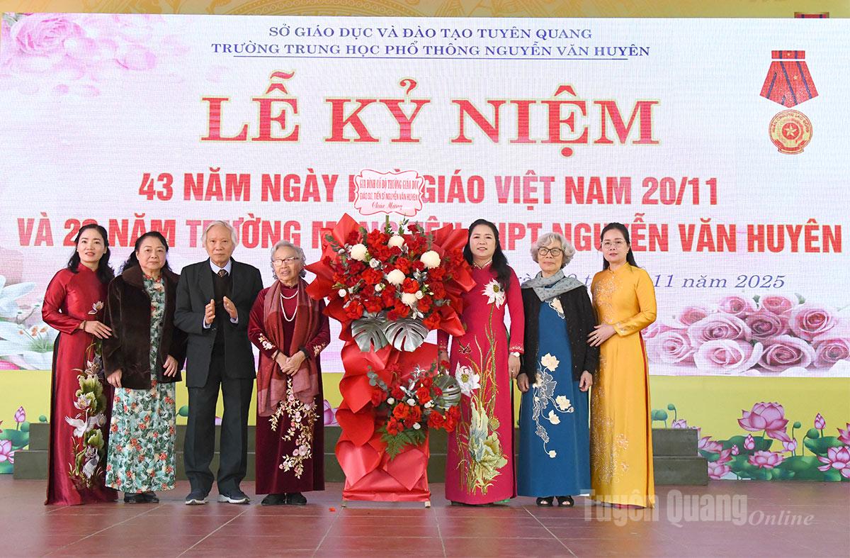 Thân nhân gia đình cố Bộ trưởng Nguyễn Văn Huyên tặng hoa chúc mừng Trường THPT Nguyễn Văn Huyên.