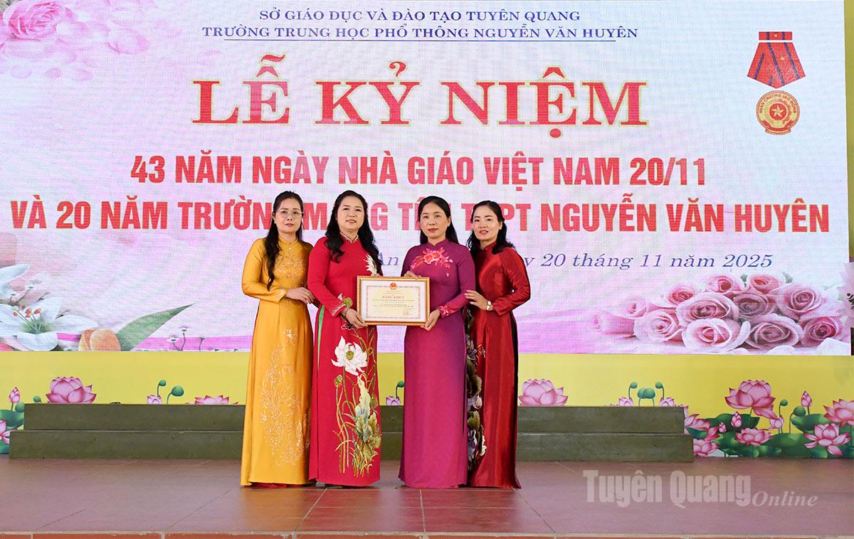 Tập thể Trường THPT Nguyễn Văn Huyên nhận Bằng khen của Bộ trưởng Bộ Giáo dục và Đào tạo.