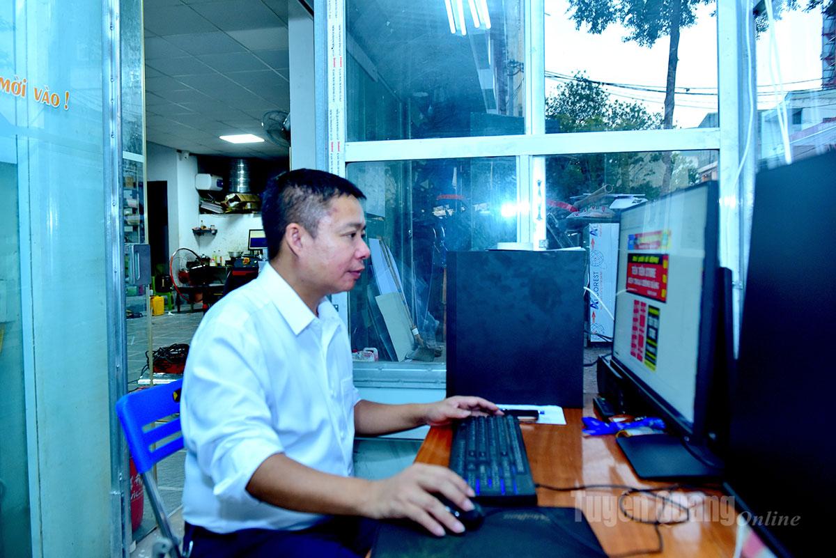 Vừa điều hành, vừa trực tiếp tham gia thiết kế, anh Nguyễn Văn Tuấn chủ cơ sở luôn tỉ mỉ, cẩn trọng từng chi tiết đường nét bảo đảm mỗi bản thiết kế đạt yêu cầu chất lượng cao nhất.