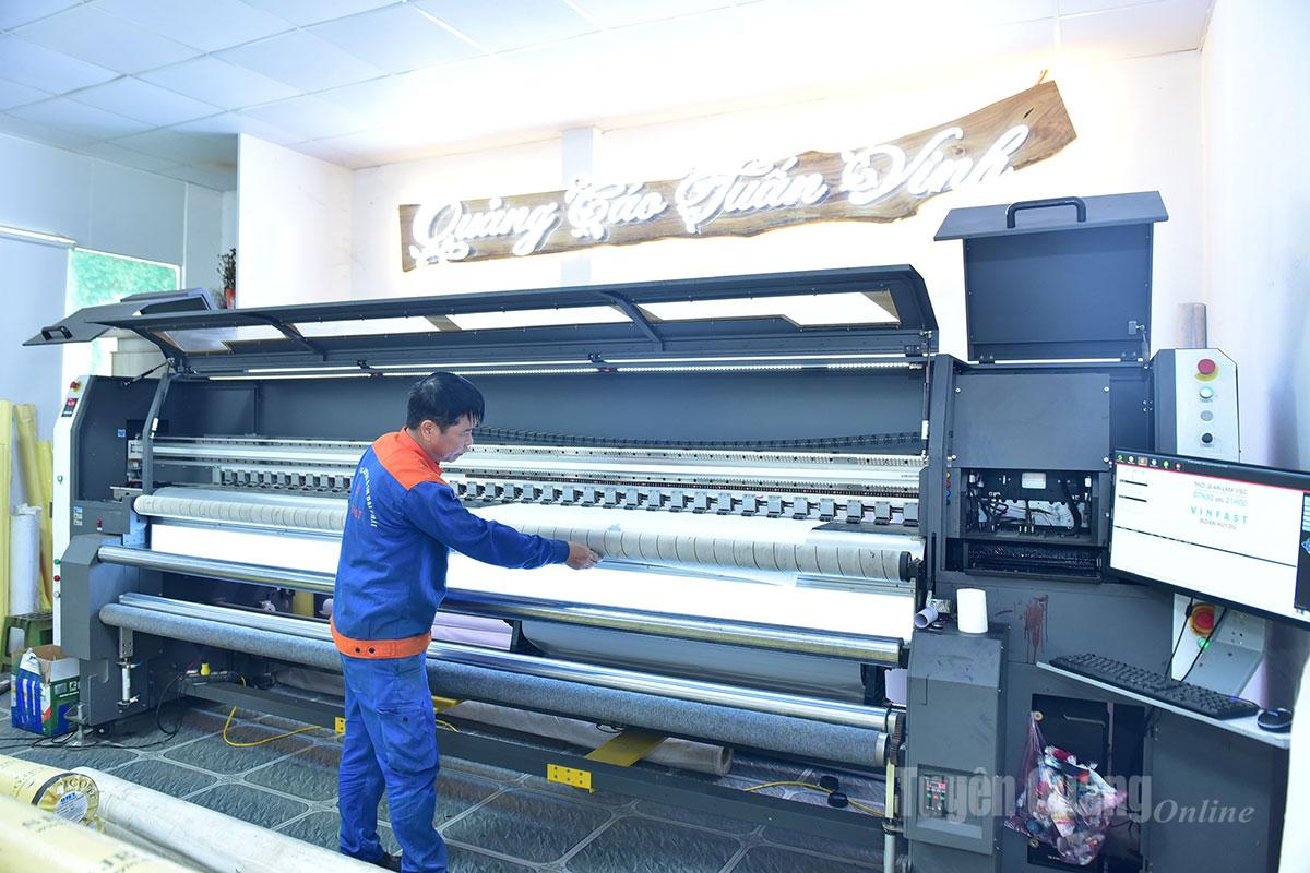 Quảng cáo Tuấn Vinh đã đầu tư máy móc hiện đại như: Máy in UV Cuộn, UV Phẳng, máy cắt CNC, máy in bạt khổ lớn, máy ép nhiệt, máy cắt chữ tự động, máy in băng zôn, máy Laze khắc dấu, máy in giấy khổ A0-A4…