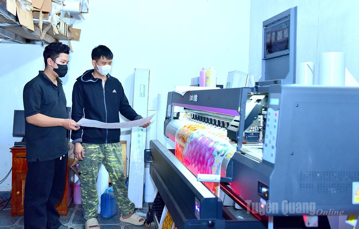 Quảng cáo Tuấn Vinh đã đầu tư máy móc hiện đại như: Máy in UV Cuộn, UV Phẳng, máy cắt CNC, máy in bạt khổ lớn, máy ép nhiệt, máy cắt chữ tự động, máy in băng zôn, máy Laze khắc dấu, máy in giấy khổ A0-A4…