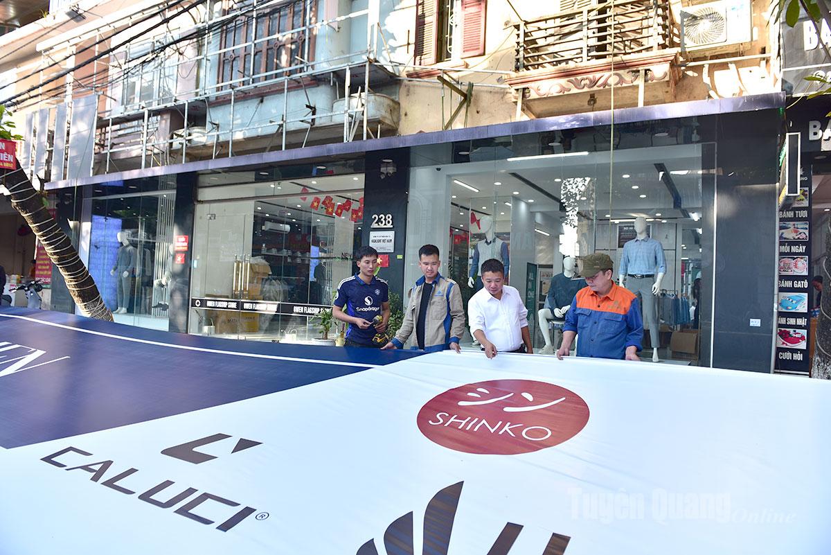 Anh Nguyễn Văn Tuấn kiểm tra, chỉ đạo nhân viên thi công biển quảng cáo cho khách hàng.