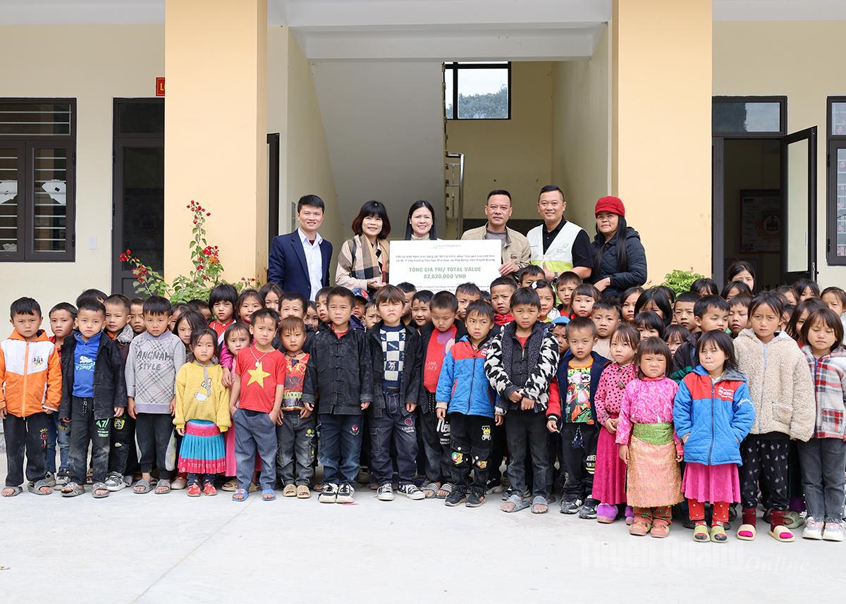 Tổ chức GNI trao hỗ trợ trang, thiết bị cho học sinh bán trú Trường Tiểu học Phố Cáo, xã Phố Bảng.