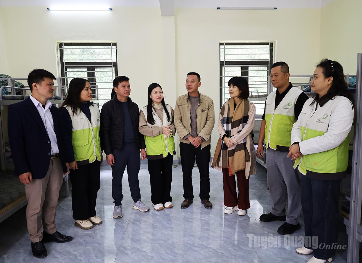 Đại diện Sở Ngoại vụ và Tổ chức GNI tham quan nhà ở bán trú cho học sinh bán trú Trường Tiểu học Phố Cáo, xã Phố Bảng.