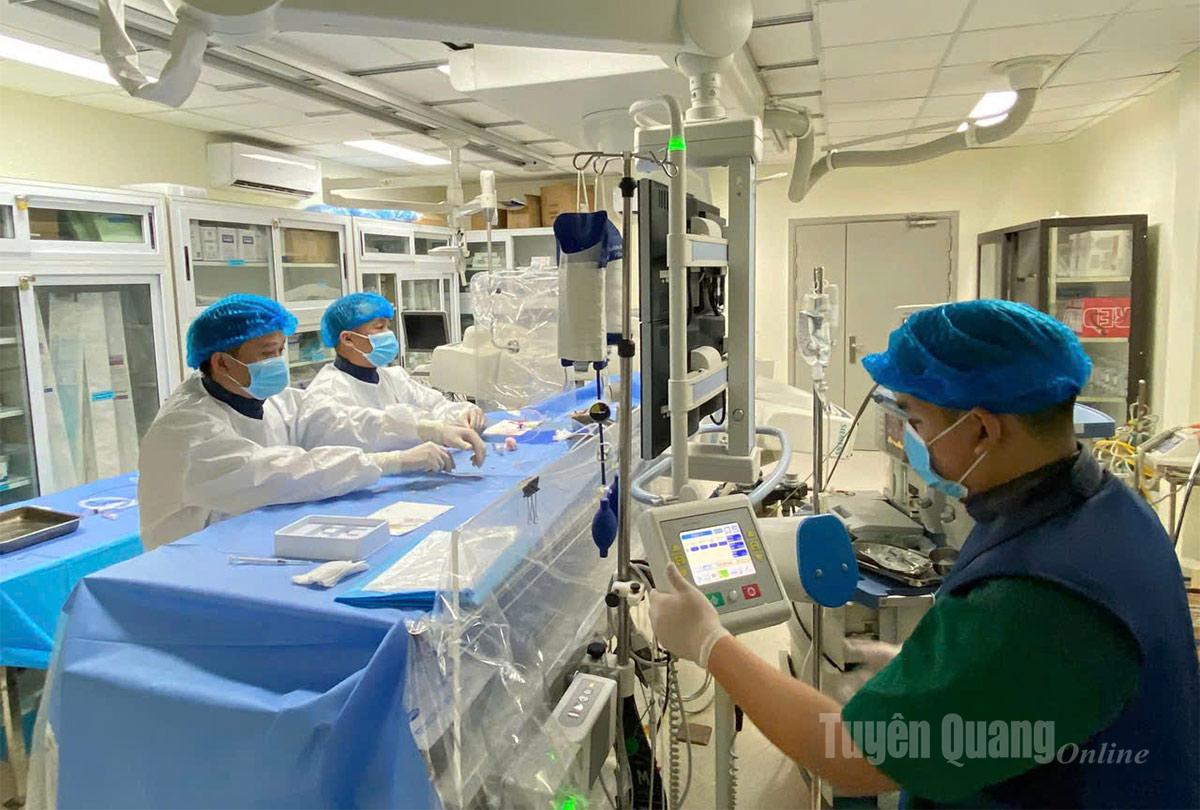 Các y, bác sỹ sử dụng kỹ thuật can thiệp cao để can thiệp cho trường nữ bệnh nhân Lìu Thị Xa.