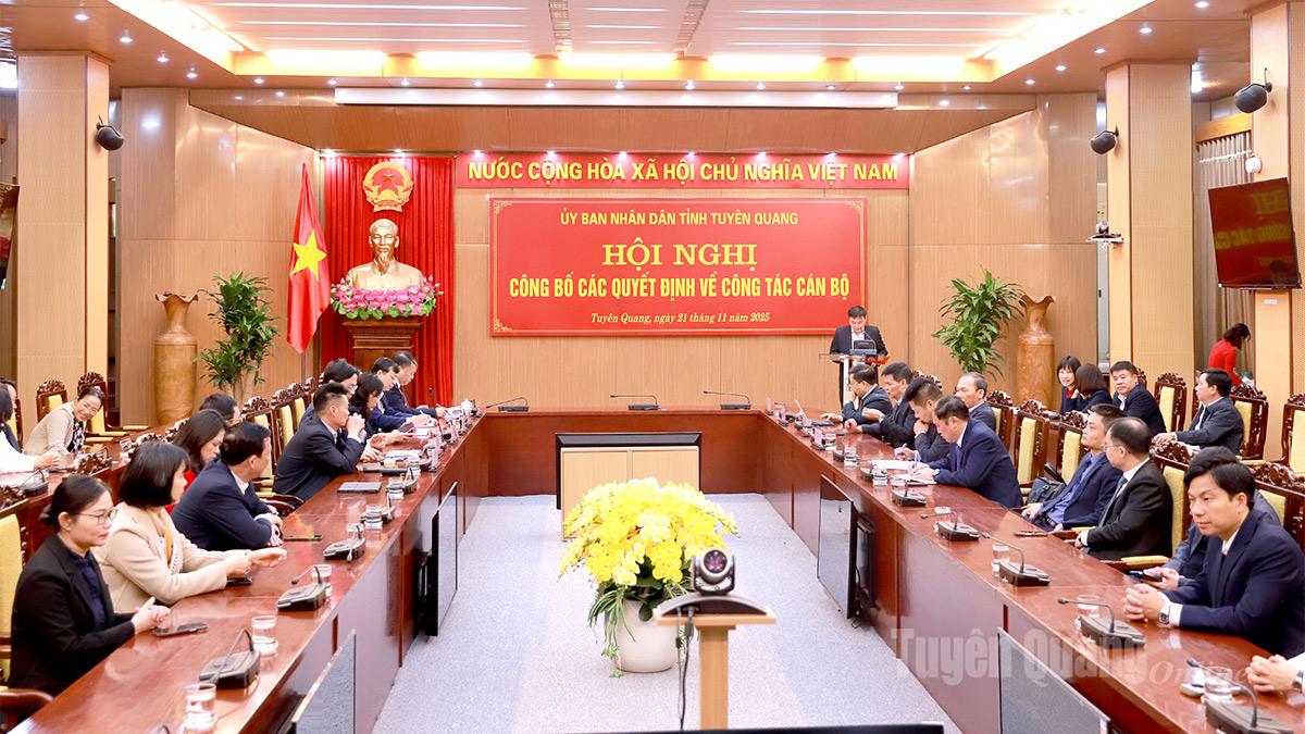  Sáng 21-11, UBND tỉnh tổ chức Hội nghị công bố các quyết định về công tác cán bộ. Dự Hội nghị có đồng chí Phan Huy Ngọc, Phó Bí thư Tỉnh ủy, Chủ tịch UBND tỉnh; lãnh đạo Đảng ủy UBND tỉnh, lãnh đạo các sở, ngành có cán bộ được công bố quyết định.