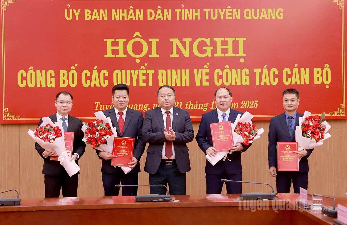 Chủ tịch UBND tỉnh Phan Huy Ngọc trao Quyết định và tặng hoa các đồng chí được điều động nhận nhiệm vụ mới.