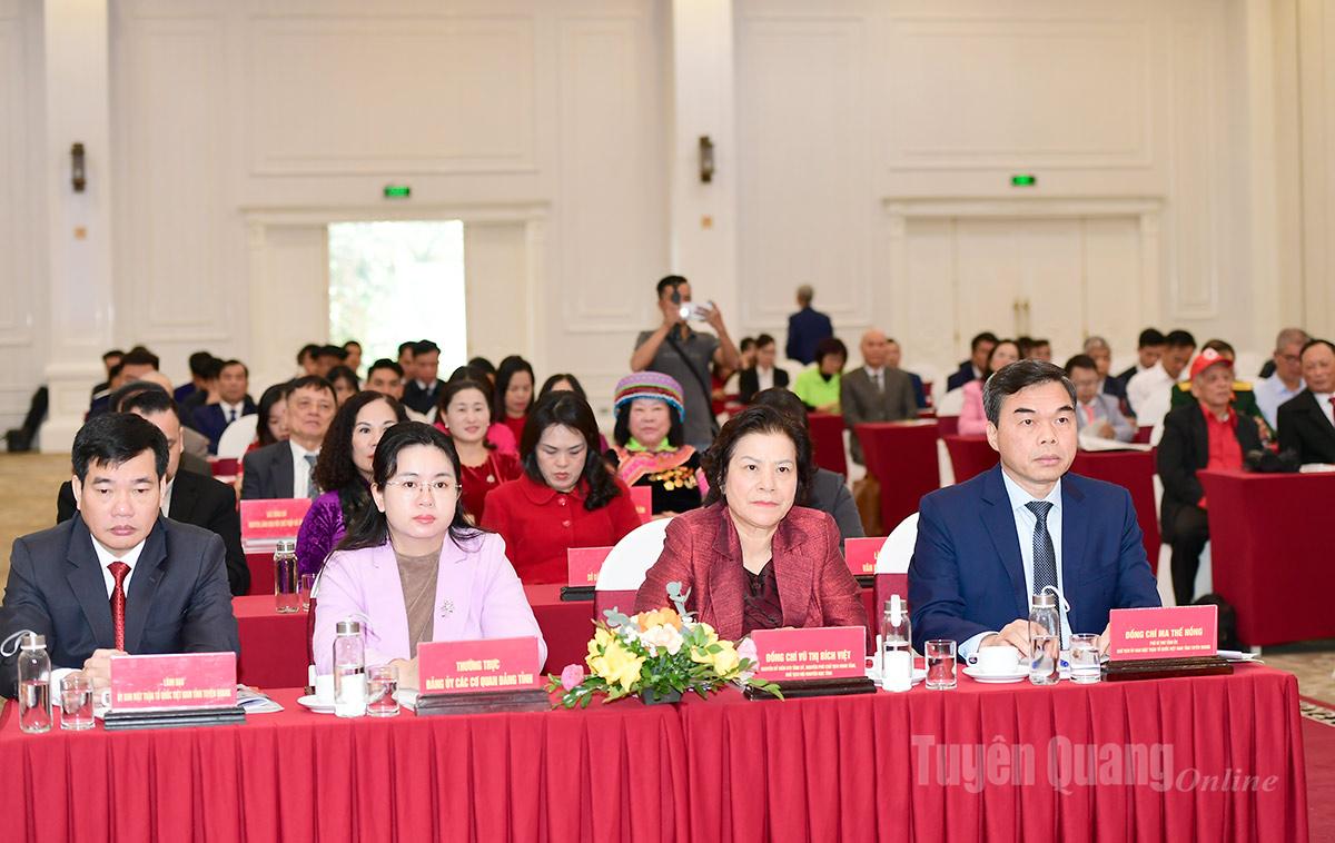 Đồng chí Ma Thế Hồng, Phó Bí thư Tỉnh ủy, Chủ tịch Ủy ban MTTQ Việt Nam tỉnh và các đại biểu dự hội nghị.