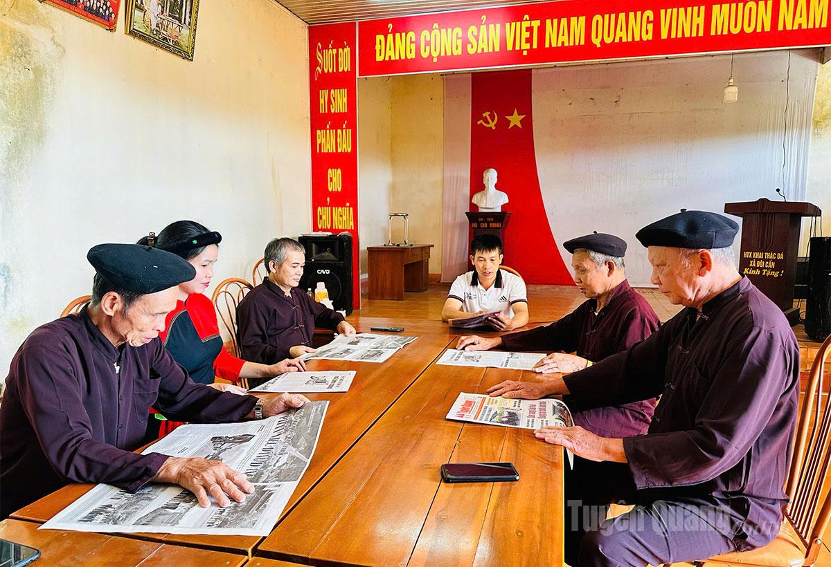 Đồng bào dân tộc Cao Lan tổ dân phố 5, phường Bình Thuận tìm hiểu các chính sách dân tộc qua báo chí.                                                                               