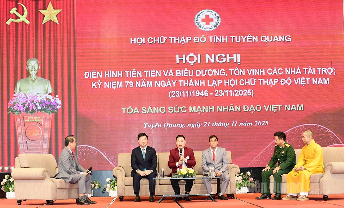 Đại biểu tham gia tọa đàm với nội dung Tình người trong bão lũ tại chương trình.