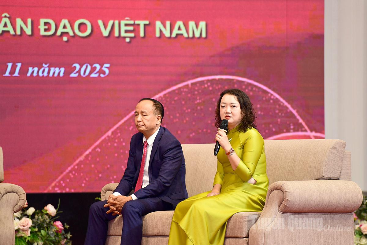 Phóng viên Minh Thủy, Báo và Phát thanh, truyền hình Tuyên Quang chia sẻ về hoạt động kêu gọi, hỗ trợ các hoàn cảnh khó khăn thông qua chuyên mục Nhịp cầu Nhân ái của Báo và phát thanh, truyền hình Tuyên Quang.