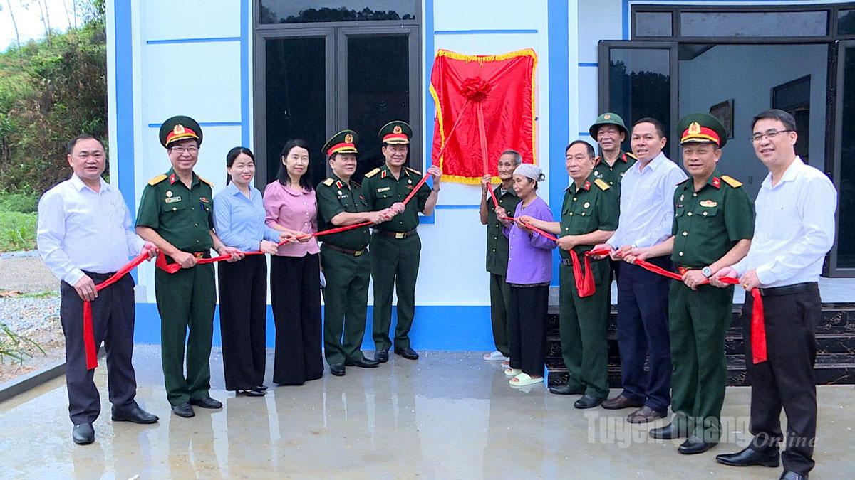 Các đồng chí đại biểu dự khánh thành và bàn giao Nhà nghĩa tình Cựu chiến binh cho hội viên xã Minh Thanh.