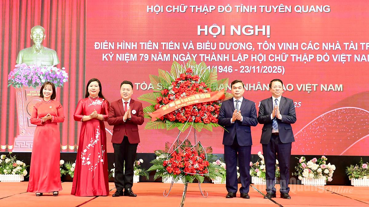 Đồng chí Ma Thế Hồng, Phó Bí thư Tỉnh ủy, Chủ tịch Ủy ban MTTQ Việt Nam tỉnh thay mặt các đồng chí lãnh đạo tỉnh tặng hoa chúc mừng Hội Chữ thập đỏ tỉnh.