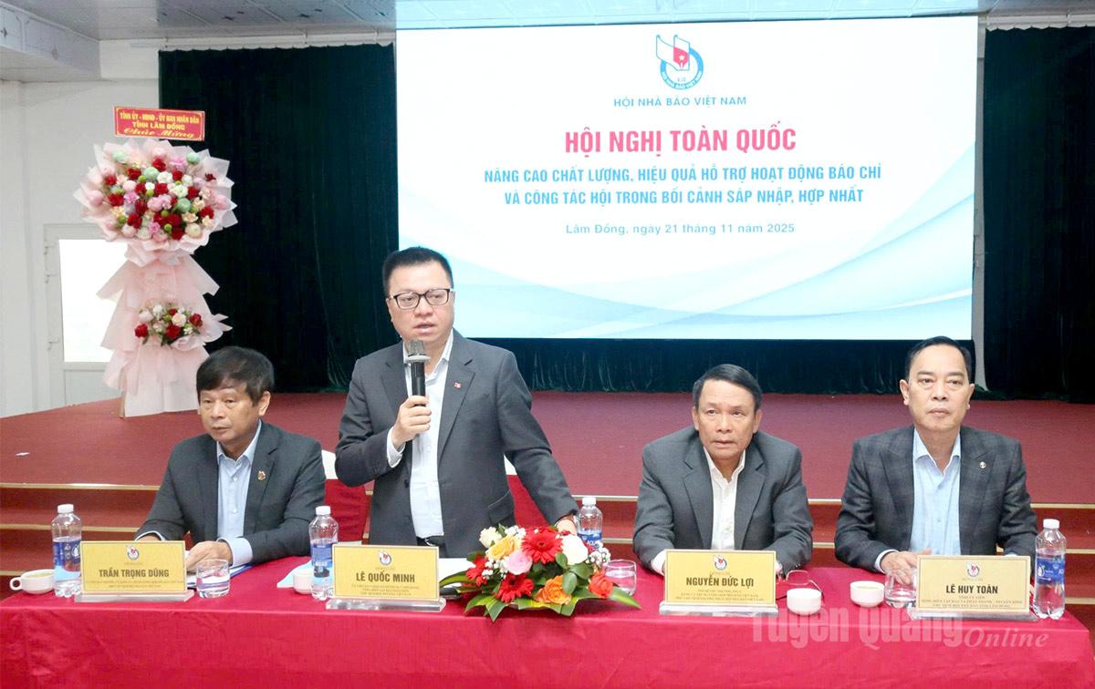 Các đồng chí chủ trì hội nghị.