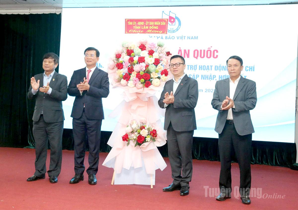 Lãnh đạo tỉnh Lâm Đồng tặng lẵng hoa chúc mừng hội nghị.