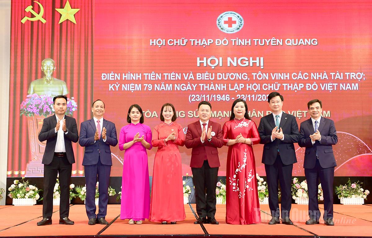  Đại biểu đi dự Đại hội yêu nước toàn quốc Hội Chữ Thập đỏ Việt Nam lần thứ VI.