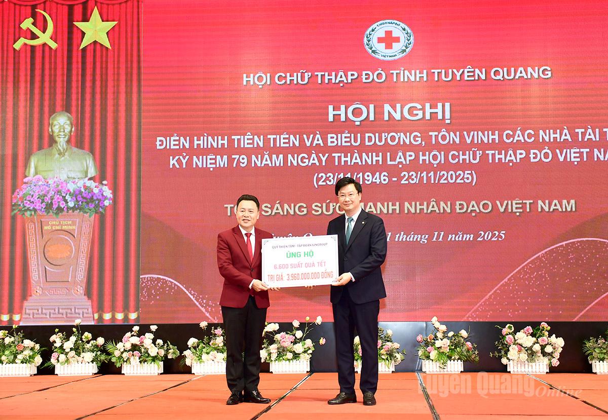 Lãnh đạo Hội Chữ thập đỏ tỉnh tiếp nhận ủng hộ của các nhà tài trợ ủng hộ.