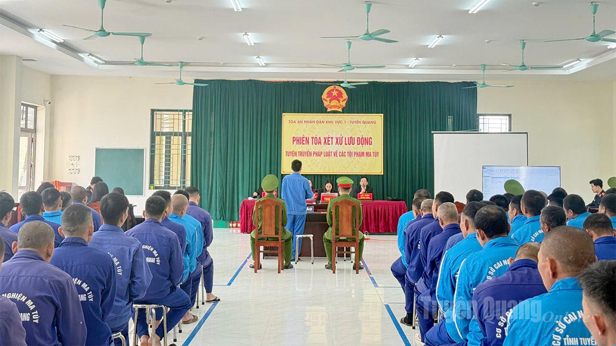 Phiên tòa xét xử lưu động tại Cơ sở cai nghiện số 1 tỉnh Tuyên Quang.