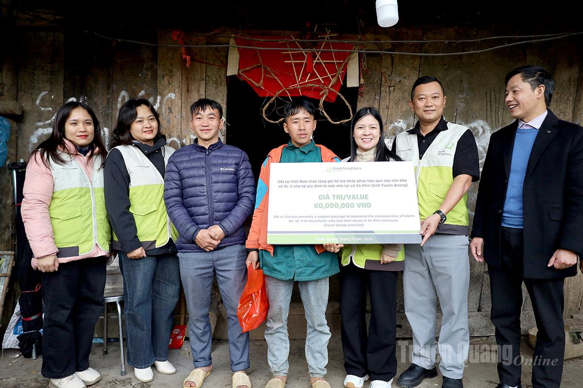 Đại diện Sở Ngoại vụ và Tổ chức GNI trao 60 triệu đồng cho hộ gia đình anh Vừ Mí Ly, xã Xà Phìn.